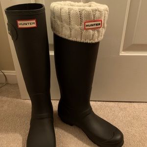 Like new, Size 9 tall black hunter boots. Comes with the white sweater inserts!